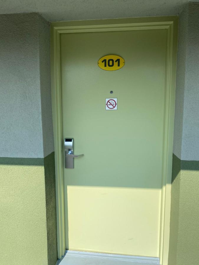 Red Carpet Inn & Suites Wrightstown Экстерьер фото