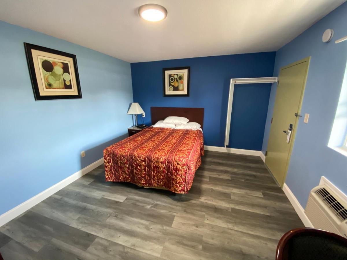 Red Carpet Inn & Suites Wrightstown Экстерьер фото