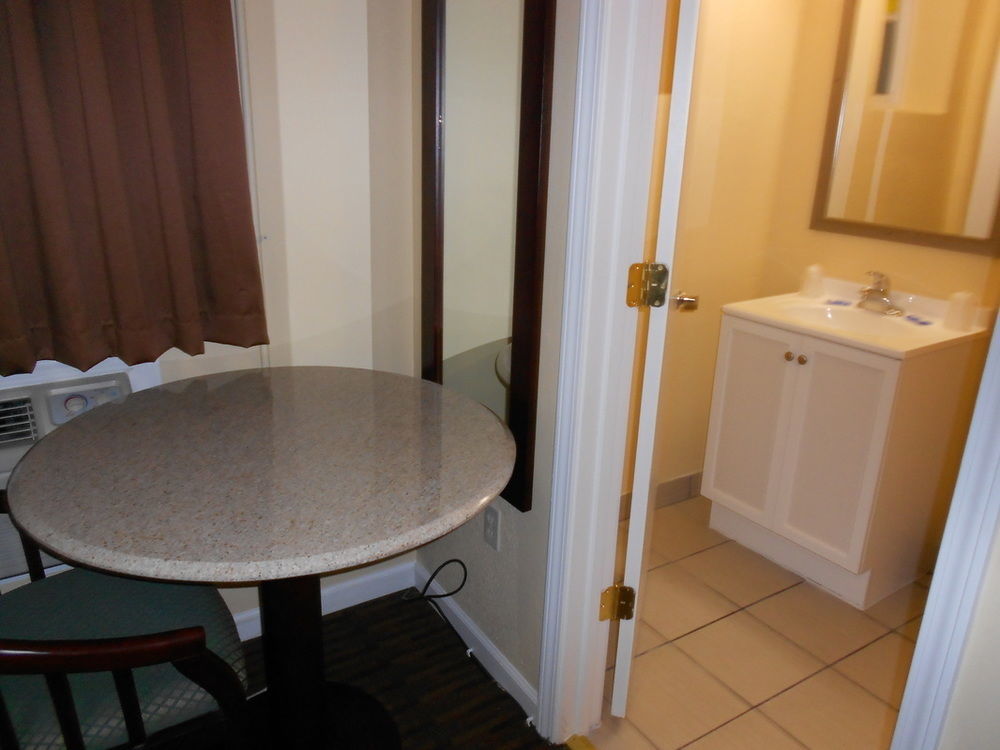 Red Carpet Inn & Suites Wrightstown Экстерьер фото