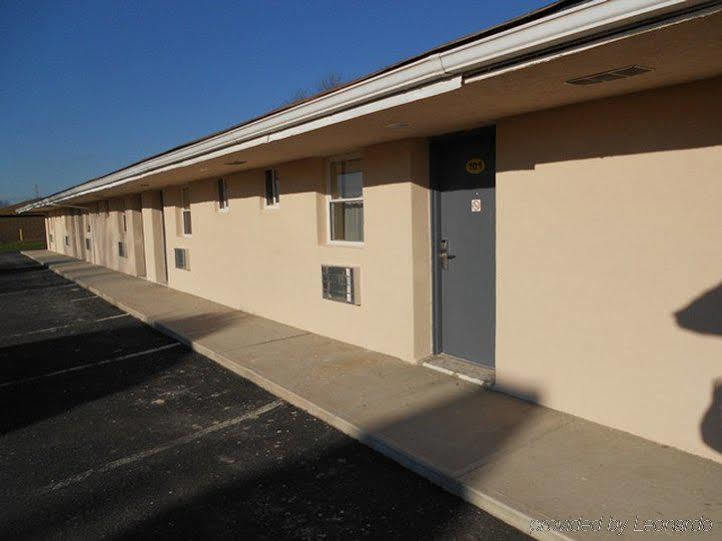 Red Carpet Inn & Suites Wrightstown Экстерьер фото